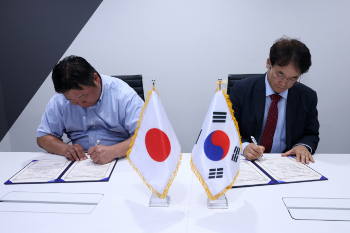 이동환 고양특례시장(오른쪽)과  오카와 타쯔노리 파낙스재팬 대표(왼쪽)가 '콘텐츠산업 교류·투자유치 업무협약을 체결하고 있다. / 사진제공=고양특례시