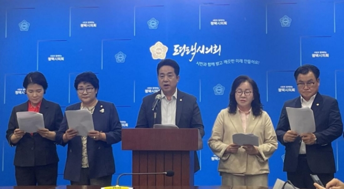 평택시의회 국민의힘 의원들이 최근 원구성 협의가 지연되고 있는 상황에 대한 입장 밝히고 있다. / 사진제공=평택시의회