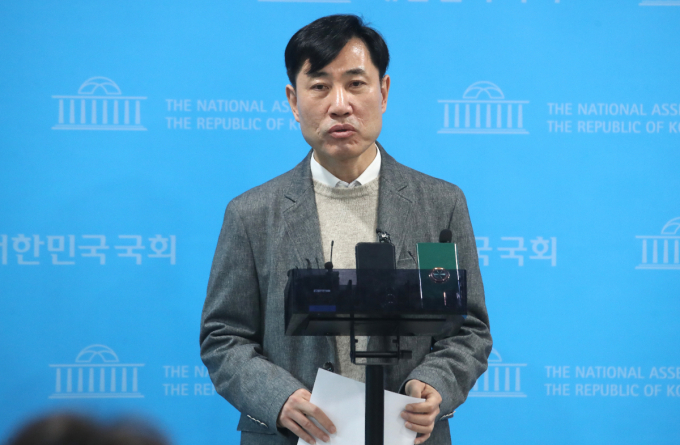사진은 하태경 국민의힘 의원이 지난 1월 오전 서울 여의도 국회 소통관에서 제22대 국회의원 선거(총선) 출마 희망지를 서울 종로에서 서울 중구·성동을 지역구로 변경한 것과 관련해 취재진의 질문에 답하고 있다./사진=뉴스1