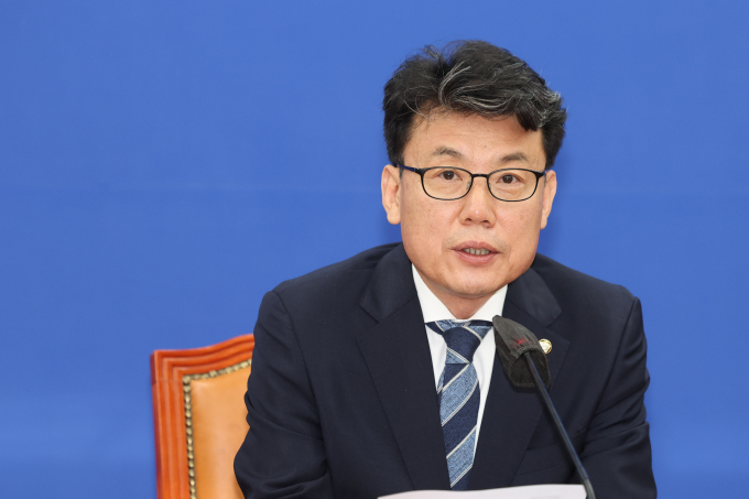 진성준 더불어민주당 정책위의장이 금융투자소득세(금투세)를 예정대로 시행해야 한다고 주장하자 개미투자자들이 항의하고 있다. 사진은 진 정책위의장이 지난달 11일 서울 여의도 국회에서 열린 정책조정회의에서 발언하는 모습. /사진=뉴시스