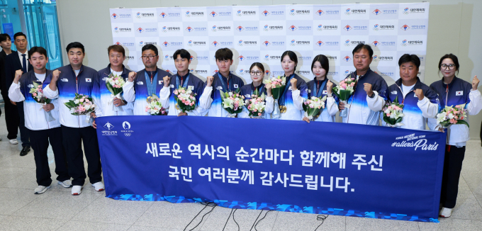 2024 파리올림픽 양궁 전 종목에서 금메달을 따낸 양궁대표팀이 대회를 마친 후 귀국했다. 사진은 6일 인천국제공항을 통해 귀국한 양궁 국가대표팀 선수들과 코칭 스태프. /사진=뉴스1 