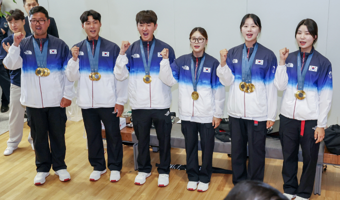 홍승표 한국 양궁 총 감독은 파리올림픽과 흡사한 경기장에서 한 훈련의 효과 덕분에 좋은 결과가 나왔다며 지도자와 선두들이 모두 하나 되어 열심히 해서 5관왕이 나왔다고 말했다. 사진은 6일 인천국제공항을 통해 귀국한 한국 양궁 국가대표 선수들.(왼쪽부터 이우진, 이우석, 김제덕, 전훈영, 임시현, 남수현) /사진=뉴스1