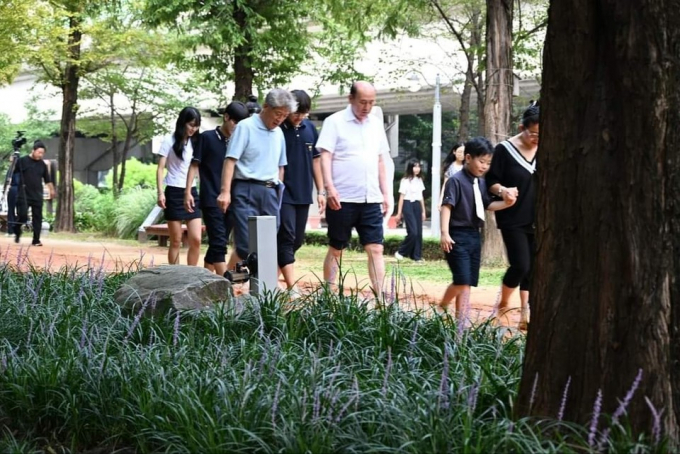 박형덕 동두천시장이 지역 청소년과 함께한 황톳길 맨발 걷기 체험소식을 공유했다. / 사진=박형덕 동두천시장 페이스북
