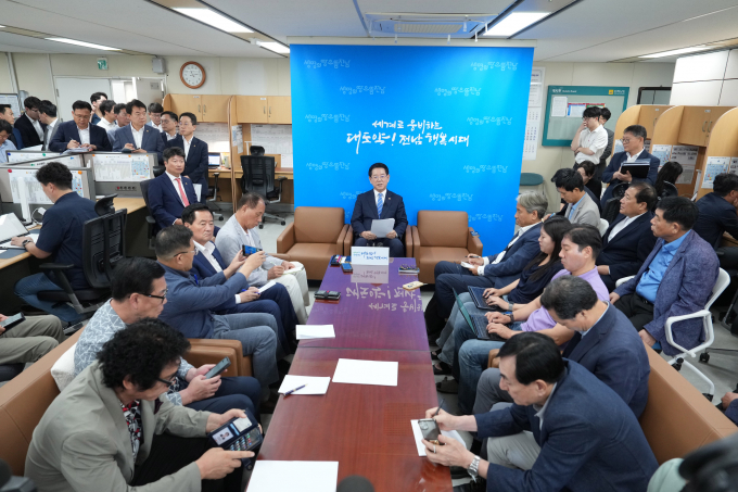 김영록 전라남도지사가 6일 오전 도청 기자실에서 전남도 지역 현안 문제와 관련해 기자간담회를 갖고 있다./전남도