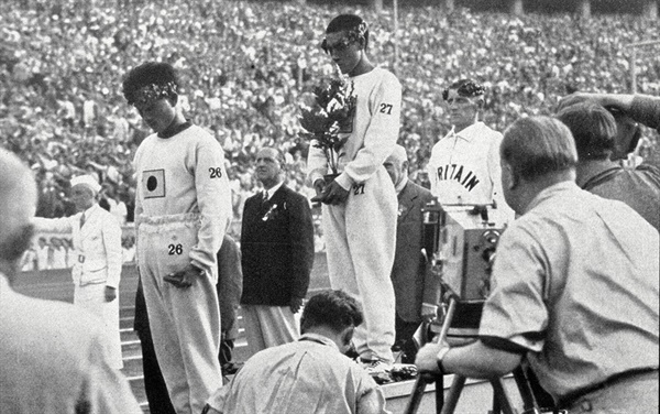 1936년 베를린올림픽 마라톤 시상식 모습. 고개 숙인 남승룡(왼쪽)과 월계수로 유니폼 가슴 부분 일장기를 가린 손기정. /사진= 손기정 기념재단