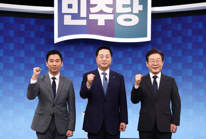 이재명 더불어민주당 당대표 후보가 종합부동산세와 금융투자소득세 완화를 언급했다. 사진은 이 후보(오른쪽)가 6일 서울 양천구 SBS 목동스튜디오에서 열린 더불어민주당 당대표 후보 방송토론회에서 기념촬영을 하는 모습. /사진=뉴시스