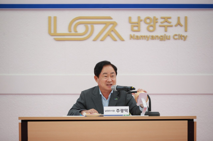 광덕 남양주시장은 남양주시 학원연합회 분회장 등 임원진 11명과 함께 6일 시청 여유당에서 시 교육 발전을 위한 정담회를 가졌다. / 사진제공=남양주시