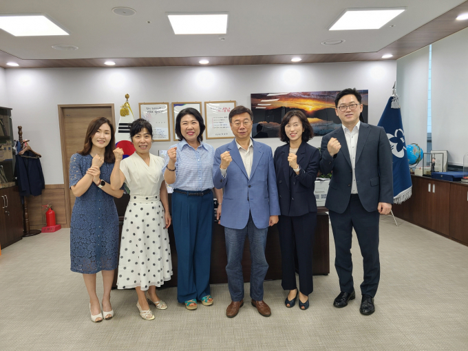 신상진 성남시장(오른쪽으로부터 3번째)과 오찬숙 성남교육지원청 교육장(왼쪽으로부터 2번째)은 6일 '성남고, 판교고 자율형 공립고 2.0 선정에 따른 정담회'에서 자율형 공립고 2.0 선정에 따른 지원방안 논의후 화이팅을 외치고 있다. / 사진제공=성남시