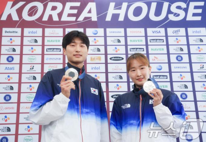 [사진] 은메달 손에 들고 포즈 취하는 김원호·정나은