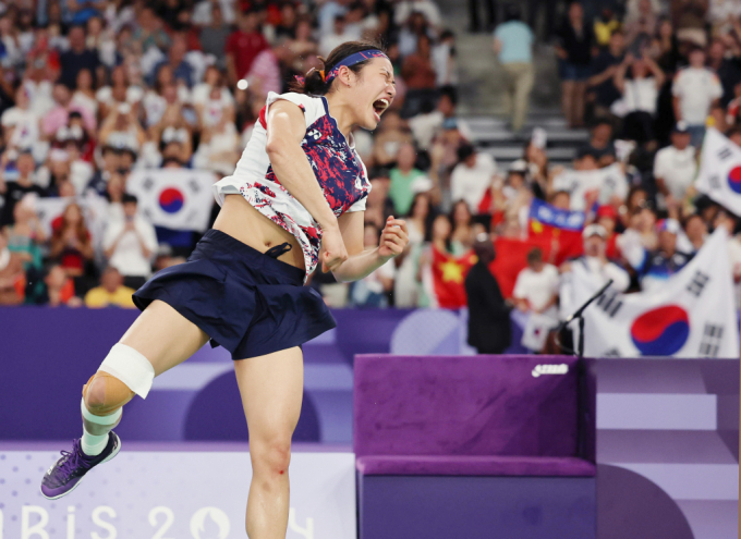 안세영이 2024 파리올림픽 배드민턴 여자 단식 금메달을 따낸 이후 대한배드민턴협회에 대한 불만을 토로했다. 사진은 여자 단식 결승전에서 금메달을 딴 후 환호하는 안세영. /사진=뉴시스 