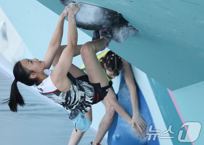 [사진] 문제 해결하는 서채현