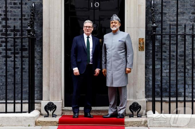 [사진] [포토] 다우닝 10번지 찾은 오만 국왕…스타머 총리 영접