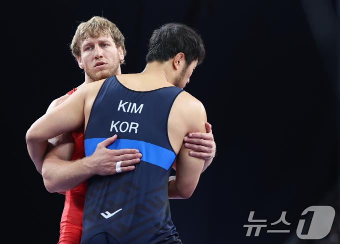 [사진] 상대선수와 인사하는 김승준