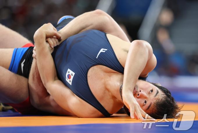 대한민국 레슬링 국가대표 김승준 선수가 6일 오후(한국시간) 프랑스 파리 샹 드 마르스 아레나에서 진행된 레슬링 남자 그레코로만형 -97kg급 16강 경기에서 아르메니아의 아르투르 알렉사니안 선수와 자웅을 겨루고 있다. 2024.8.6/뉴스1 ⓒ News1 박정호 기자