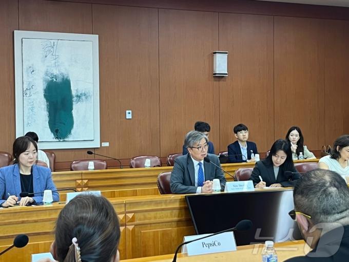 김희상 외교부 경제외교조정관이 6일 한국을 방문 중인 모니카 웨일리 미국 APEC 센터(NCAPEC) 회장 및 마이크로소프트(MS), 구글, 아마존, 존슨앤존슨, 씨티은행 등 미국 주요 기업 관계자를 만났다. (외교부 제공)
