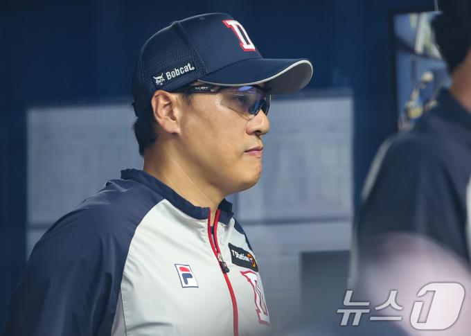 [사진] 경기 지켜보는 두산 이승엽 감독