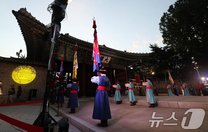 [사진] 야간에 열린 왕궁수문장 교대의식