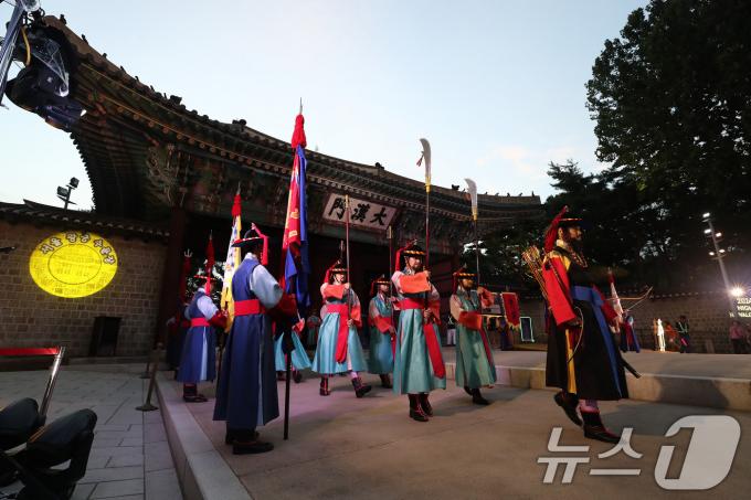 [사진] 여름밤 열린 왕궁수문장 교대의식
