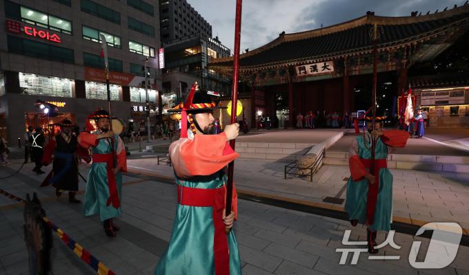 [사진] 덕수궁에서 열린 야간 왕궁수문장 교대의식