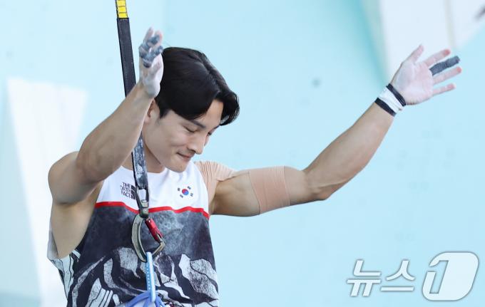 대한민국 대표팀 신은철이 6일(한국시간) 프랑스 르브루제 클라이밍 경기장에서 열린 2024 파리올림픽 스포츠클라이밍 스피드 종목 16강 중국의 우펑과의 경기를 마친 후 로프를 타고 내려오고 있다. 2024.8.6/뉴스1 ⓒ News1 이동해 기자