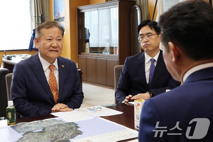 [사진] 日 방재담당대신과 대화 나누는 이상민 장관