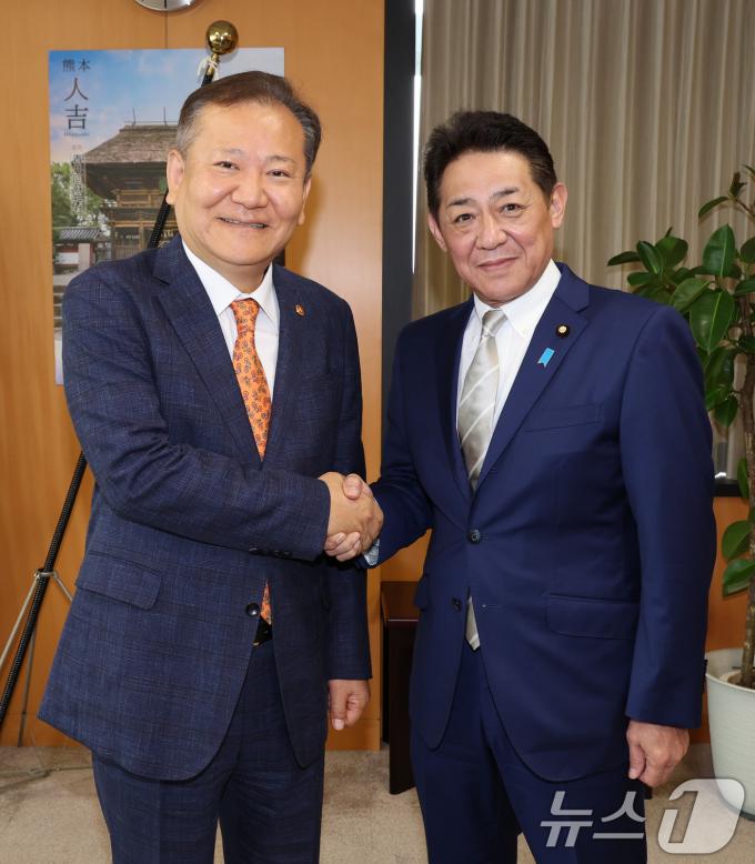 [사진] 일본 방대담당대신 손 잡은 이상민 장관