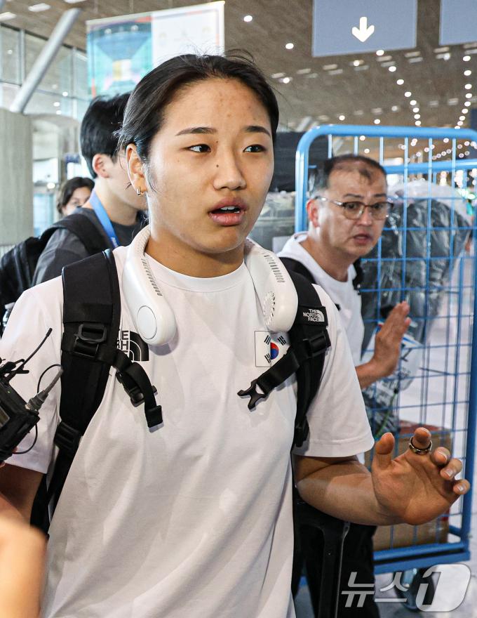 [사진] 귀국길 오르는 안세영·김학균 감독