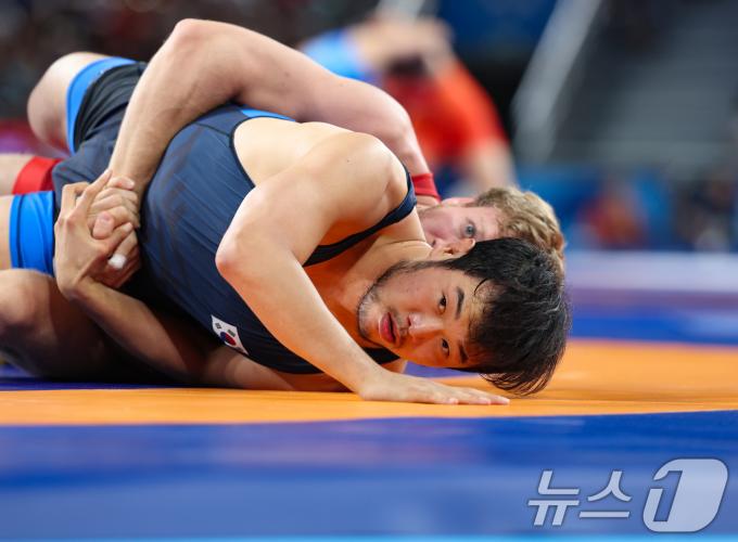 대한민국 레슬링 국가대표 김승준 선수가 6일 오후(한국시간) 프랑스 파리 샹 드 마르스 아레나에서 진행된 레슬링 남자 그레코로만형 -97kg급 16강 경기에서 아르메니아의 아르투르 알렉사니안 선수와 자웅을 겨루고 있다. 2024.8.6/뉴스1 ⓒ News1 박정호 기자