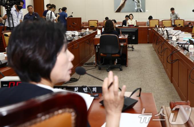 이진숙 방송통신위원장 후보자가 서울 여의도 국회 과학기술정보방송통신위원회에서 열린 인사청문회에 출석해 자리하고 있다. 왼쪽은 최민희 과방위원장. 2024.7.26/뉴스1 ⓒ News1 김민지 기자