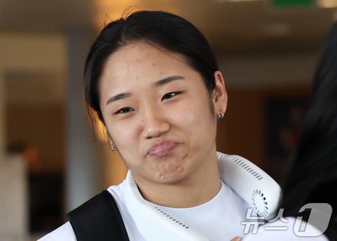 2024 파리올림픽 단식에서 금메달을 수확한 배드민턴 국가대표팀 안세영이 7일(한국시간) 프랑스 파리 샤를 드골 공항을 통해 귀국길에 오르고 있다. 2024.8.7/뉴스1 ⓒ News1 이동해 기자