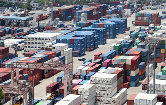 부산항 신선대부두에 컨테이너가 가득 쌓여 있다./사진=뉴스1