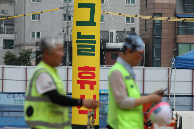 폭염이 연일 지속되면서 현재까지 온열질환자가 누적 1810명을 기록했다. 사진은 지난 1일 서울의 한 공사 현장에서 관계자들이 땡볕 아래서 근무하는 모습. /사진=뉴스1