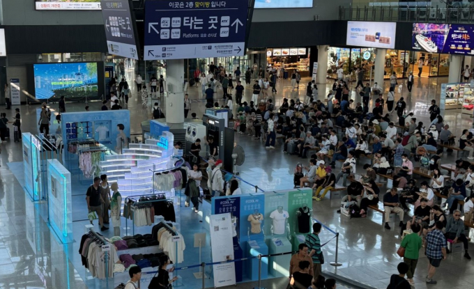 부산역에서 운영 중인 의류 팝업 '탑텐 쿨에어 존' 모습/사진=코레일유통