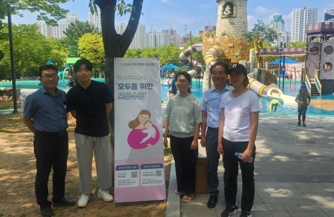인구보건복지협회 경남지회 관계자들이 6일 모유수유 캠페인을 전개하고 기념촬영을 하고 있다./사진=인구보건복지협회