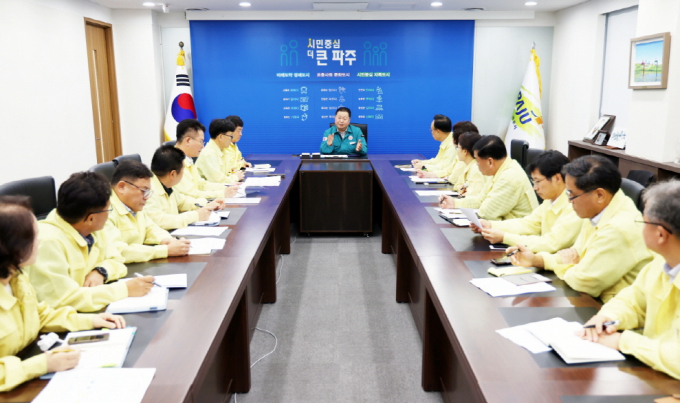 김경일 파주시장이 지난 7월 18일 수해 비상대책회의에서 대책을 마련하고 있다. /사진제공=파주시