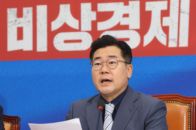 박찬대 더불어민주당 원내대표가 여당을 향해 영수회담을 제안했다. 사진은 박 원내대표가 7일 서울 여의도 국회에서 열린 최고위원회의 겸 비상경제점검회의에서 발언하는 모습. /사진=뉴시스
