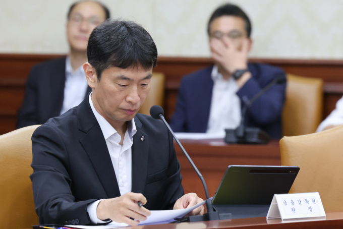 이복현 금융감독원장이 8일 자산운용사 CEO(최고경영자)들과 만나 현안에 대해 이야기할 예정이다. 이복현 금융감독원장이 7일 서울 종로구 정부서울청사에서 열린 경제관계장관회의에 참석해 있다. /사진=뉴스1 허경 기자