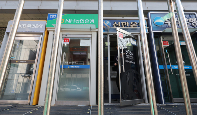 13일 서울 시내에 설치된 시중은행 ATM 기기를 시민이 이용하고 있다. /사진=뉴스1