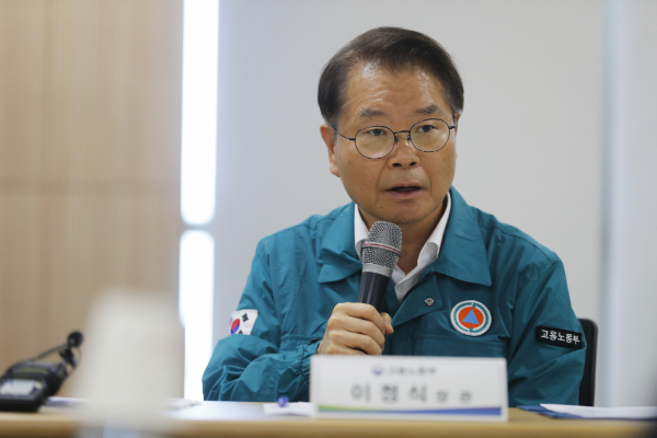 이정식 고용노동부 장관이 지난달 30일 인천에서 열린 폭염 대비 행안부-고용부 합동 현장감담회에 참석해 관계기관 관계자들과 대화를 나누고 있다. /사진=뉴시스 