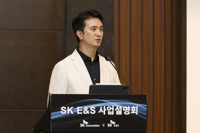추형욱 SK E&S 대표이사 사장이 7일 서울 여의도 콘래드호텔에서 열린 ‘SK E&S 기업설명회’에서 회사 사업 현황에 대해 발표하고 있다. /사진=SK E&S