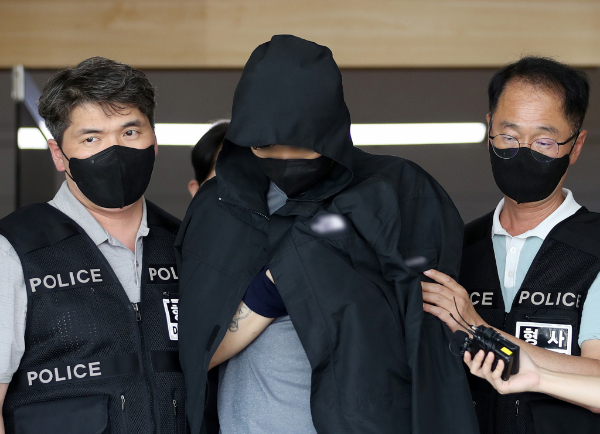 70대 아버지를 살해한 혐의를 받는 20대 남성에 대한 구속 전 피의자심문(영장실질심사)이 7일 열렸다. 사진은 해당 남성이 서울동부지법에 도착한 모습. /사진=뉴스1