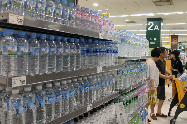 플라스틱병에 담긴 물을 마시는 것이 고혈압을 유발할 수 있다는 연구 결과가 나왔다. 사진은 한 대형마트 물 진열대. /사진=머니투데이