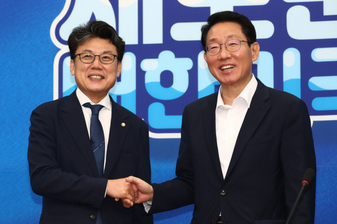 김상훈 국민의힘 정책위의장과 진성준 더불어민주당 정책위의장이 첫 회동에서 간호법 신속 처리에 대해 공감하며 협력을 도모했다. 사진은 김 정책위의장(오른쪽)과 진 정책위의장이 7일 서울 여의도 국회에서 만나 악수하는 모습. /사진=뉴스1