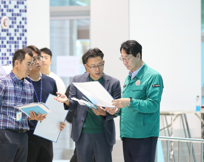정명근 화성시장이 향남복합문화센터 건립공사 현장을 방문하여 시설을 시찰중이다 / 사진제공=화성시