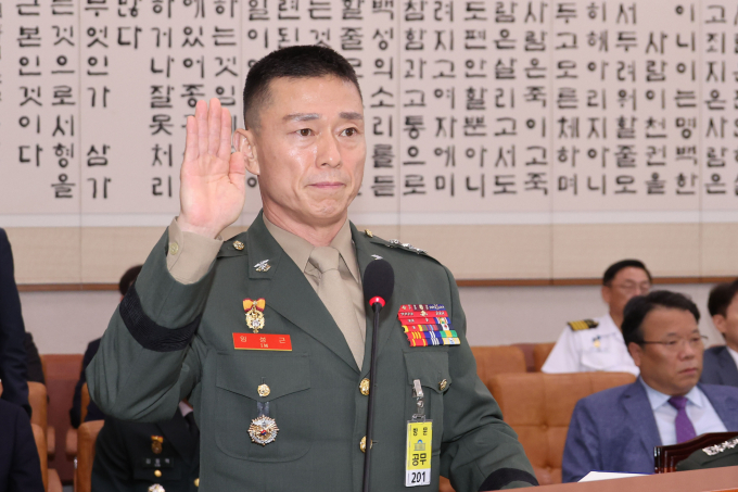 국방부가 임성근 전 해병대 1사단장을 명예전역자로 선발하지 않기로 했다. 사진은 임 전 사단장이 지난달 19일 서울 여의도 국회에서 열린 법제사법위원회 윤석열 대통령 탄핵소추안 즉각 발의 요청에 관한 청원 관련 청문회에서 증인선서를 하는 모습. /사진=뉴시스