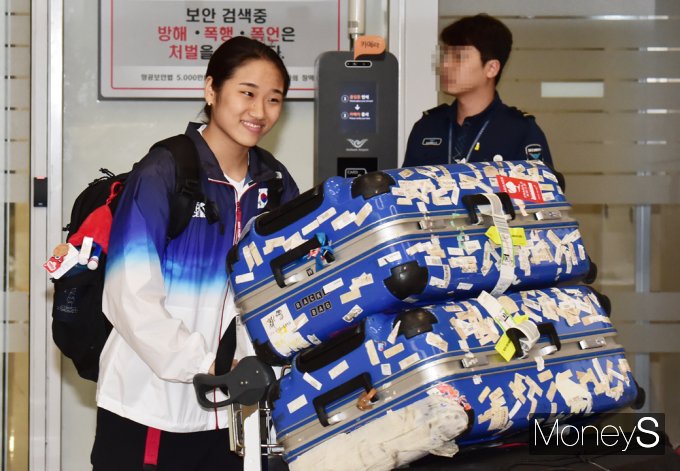 [머니S포토] 셔틀콕 여제 '안세영' 논란속 귀국