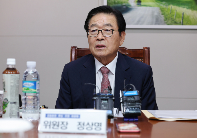검찰총장후보추천위원회가 7일 검찰총장 후보로 심우정(53·사법연수원 26기) 법무부 차관, 임관혁(58·26기) 서울고검장, 신자용(52·28기) 대검찰청 차장검사, 이진동(56·28기) 대구고검장을 선정했다. 사진은 정상명 검찰총장후보추천위원회 위원장이 7일 경기 정부과천청사 법무부에서 열린 검찰총장추천위원회 회의에서 발언하는 모습. /사진=뉴시스 