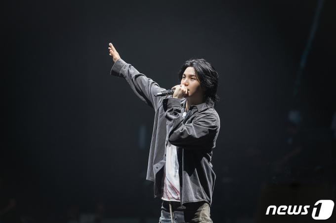 그룹 방탄소년단(BTS) 슈가가 지난해 서울 송파구 케이스포돔에서 열린 '어거스트 디 투어 디 데이 더 파이널'(Agust D TOUR D-DAY THE FINAL) 공연에서 멋진 무대를 펼치고 있다. (빅히트 제공) /뉴스1