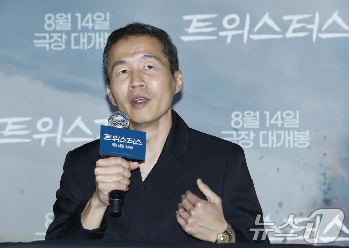 정이삭 감독이 7일 서울 용산CGV에서 열린 영화 ‘트위스터스’ 기자간담회에서 인사말을 하고 있다. '트위스터스'는 폭풍을 쫓는 연구원 케이트와 논란을 쫓는 인플루언서 타일러가 인간이 만든 모든 것을 집어삼키는 역대급 토네이도에 맞서 정면 돌파에 나서는 과정을 그린 재난 블록버스터다. 2024.8.7/뉴스1 ⓒ News1 권현진 기자