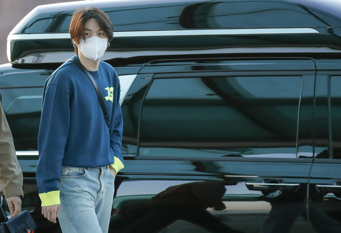 경찰이 방탄소년단(BTS) 슈가(본명 민윤기)가 만취 상태로 전동킥보드를 운행했다는 주장에 대해 킥보드가 아닌 전동스쿠터로 봐야한다고 밝혔다. 사진은 슈가가 지난 2022년 3월28일 미국 라스베이거스에서 진행되는 제64회 그래미어워드 일정에 참석하기 위해 인천국제공항 제2터미널 출국장으로 들어서는 모습. /사진=뉴시스 